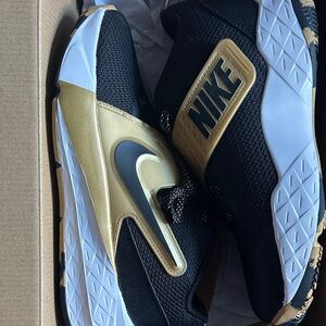 Nike Team Hustle D 10 GS Kids Basketball Shoes Black Metallic Gold CW6735-002